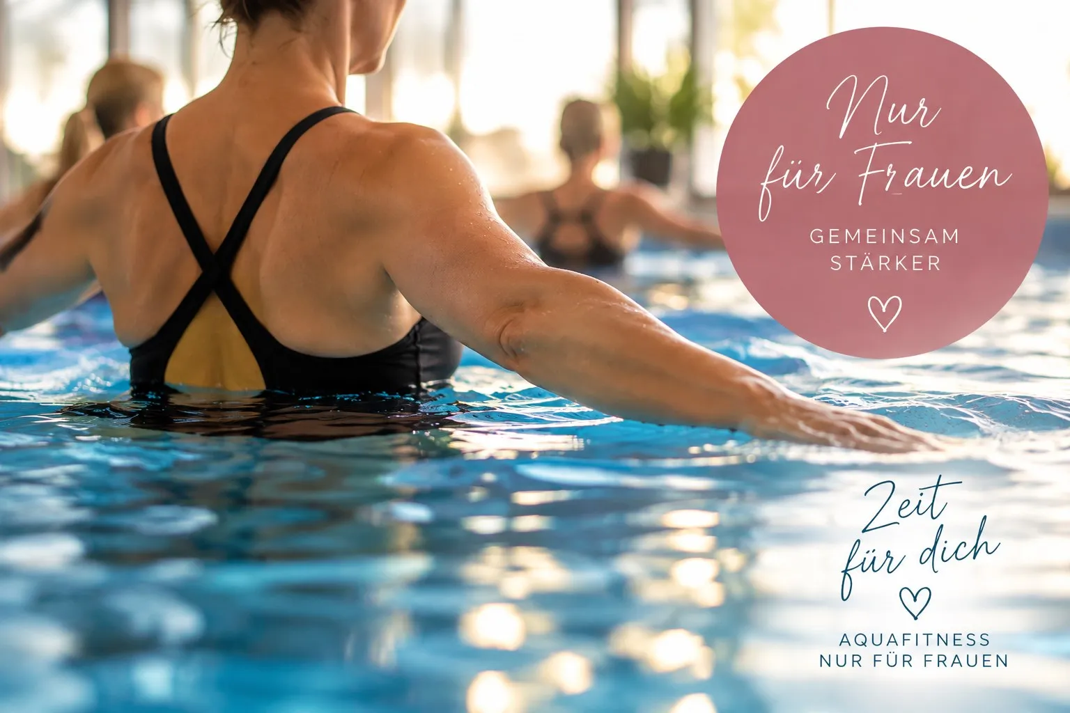 Frauen im brusttiefen Wasser eines Hallenbads, von hinten, die Arme auf der Wasseroberfläche, warmes Licht durch die Fensterfront. Im Bild steht: „Nur für Frauen – gemeinsam stärker“ und „Zeit für dich – Aquafitness nur für Frauen“.